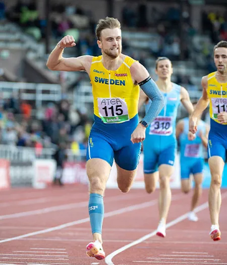 Erik Martinsson och Andreas Kramer under 800-metersloppet på Finnkampen 2021. 