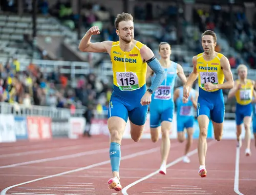 Erik Martinsson och Andreas Kramer under 800-metersloppet på Finnkampen 2021. 