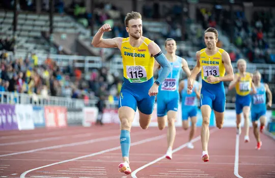 Erik Martinsson och Andreas Kramer under 800-metersloppet på Finnkampen 2021.