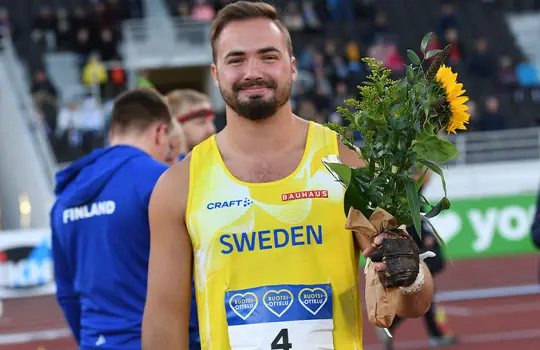 Ragnar Carlsson tog hem släggtävlingen för Sverige i Finnkampen.